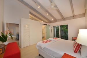 Pavilions in the Palms Heated Pool Short Path To Beach Five Bedrooms Sleeps 14房間的床