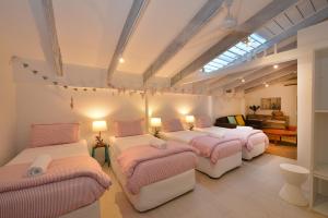 Pavilions in the Palms Heated Pool Short Path To Beach Five Bedrooms Sleeps 14房間的床