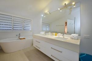 Pavilions in the Palms Heated Pool Short Path To Beach Five Bedrooms Sleeps 14衛浴