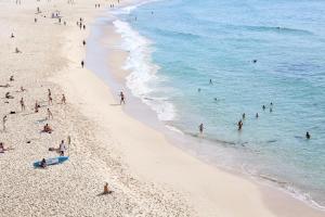 Uma praia perto do apart-hotel