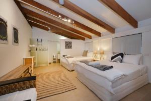 Pavilions in the Palms Heated Pool Short Path To Beach Five Bedrooms Sleeps 14房間的床