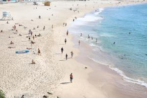 Uma praia perto do apart-hotel