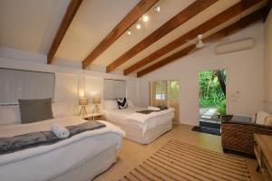 Pavilions in the Palms Heated Pool Short Path To Beach Five Bedrooms Sleeps 14房間的床