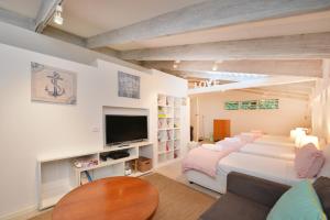 Pavilions in the Palms Heated Pool Short Path To Beach Five Bedrooms Sleeps 14電視和／或娛樂中心