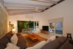 Pavilions in the Palms Heated Pool Short Path To Beach Five Bedrooms Sleeps 14電視和／或娛樂中心