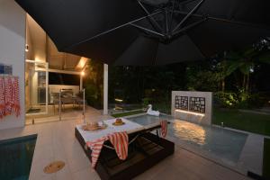 Pavilions in the Palms Heated Pool Short Path To Beach Five Bedrooms Sleeps 14游泳池或附近泳池