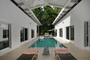 Pavilions in the Palms Heated Pool Short Path To Beach Five Bedrooms Sleeps 14游泳池或附近泳池