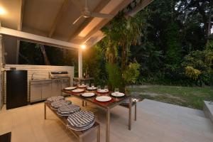 Pavilions in the Palms Heated Pool Short Path To Beach Five Bedrooms Sleeps 14廚房或簡易廚房