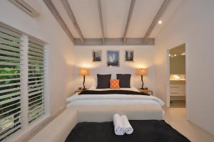 Pavilions in the Palms Heated Pool Short Path To Beach Five Bedrooms Sleeps 14房間的床