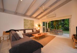 Pavilions in the Palms Heated Pool Short Path To Beach Five Bedrooms Sleeps 14休息區