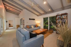 Pavilions in the Palms Heated Pool Short Path To Beach Five Bedrooms Sleeps 14休息區
