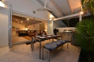 Pavilions in the Palms Heated Pool Short Path To Beach Five Bedrooms Sleeps 14廚房或簡易廚房