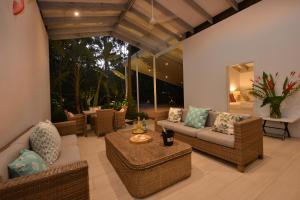 Pavilions in the Palms Heated Pool Short Path To Beach Five Bedrooms Sleeps 14休息區