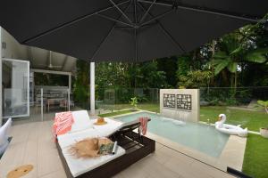 Pavilions in the Palms Heated Pool Short Path To Beach Five Bedrooms Sleeps 14游泳池或附近泳池