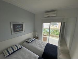 A bed or beds in a room at Apartamento moderno com linda vista