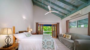 Postel nebo postele na pokoji v ubytování Beach House Condos, Negril + 37 fotografií