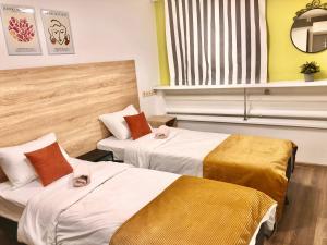 um quarto de hotel com duas camas e uma janela em Гостиница City House em Yaroslavl