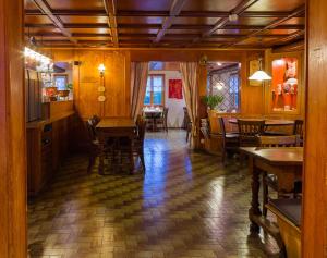Swiss Lodge Joopi餐厅或其他用餐的地方