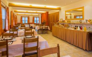 Swiss Lodge Joopi餐厅或其他用餐的地方