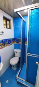 a blue bathroom with a toilet and a shower at Aparta estudio cerca al aeropuerto espectacular in Bogotá