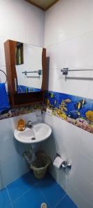 y baño con lavabo y espejo. en Aparta estudio cerca al aeropuerto espectacular, en Bogotá