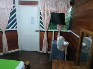 Puerto NariñoにあるEcocabañas Manguareのファンとドア付きの部屋