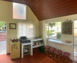 una cucina con piano cottura e alcune sedie di "Confortable Cabaña entre Paipa y Duitama" a Duitama