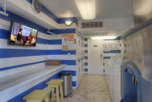 baño con taburetes y paredes de rayas azules y blancas en 114 Fully Furnished 1BR Suite-Prime Location, en Scottsdale