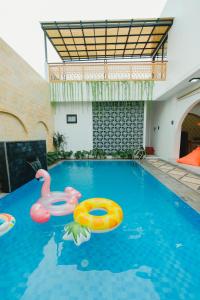 The swimming pool at or close to Villa Ruang Rindu Malioboro