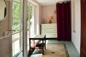 TV a/nebo společenská místnost v ubytování A wonderful holiday home with lake access