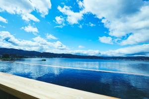 諏訪市にある寛ぎの諏訪の湯宿　萃sui‐諏訪湖の大水の景色