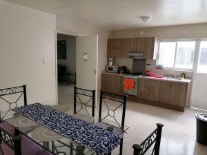 una cucina con tavolo e una cucina con tavolo e sedie di Departamento Amplio Pb Ubicacin, Seguridad a Querétaro