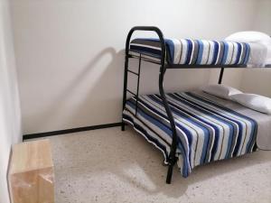 Letto a castello con lenzuolo a righe blu e bianco di Departamento Amplio Pb Ubicacin, Seguridad a Querétaro