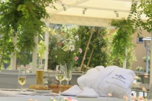 a table with glasses of wine and a towel on it at Del Mar Hotel & Spa in El Puerto de Santa María