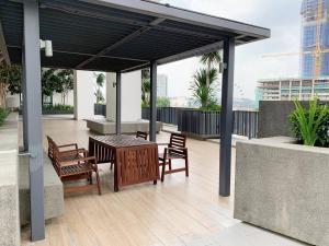 un patio con mesa y sillas en un edificio en iCity 1Bedroom Apt Near Mall FREE PARKING & WIFI, en Shah Alam