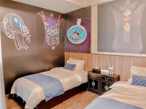 two beds in a room with skulls and decorations at Alice’s Home in Jinsha