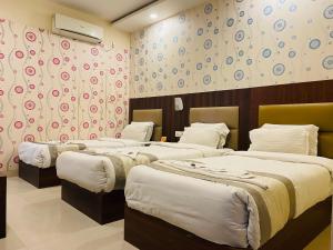Postel nebo postele na pokoji v ubytování Hotel Saayein Residency