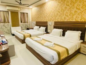 Postel nebo postele na pokoji v ubytování Hotel Saayein Residency