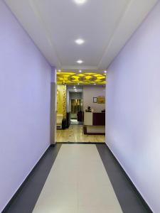 un pasillo con una pared blanca y un vestíbulo en Hotel Saayein Residency en Siliguri