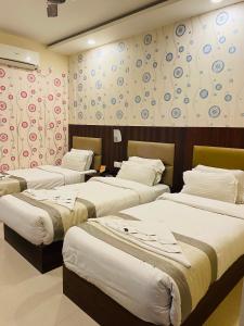 Postel nebo postele na pokoji v ubytování Hotel Saayein Residency