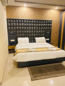 Postel nebo postele na pokoji v ubytování Hotel Saayein Residency