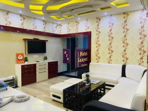 TV a/nebo společenská místnost v ubytování Hotel Saayein Residency
