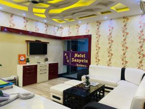 Kuchyň nebo kuchyňský kout v ubytování Hotel Saayein Residency