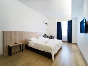 Postel nebo postele na pokoji v ubytování Starlink Hotel