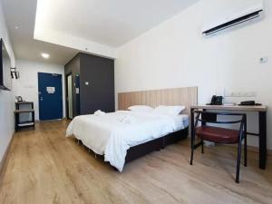 Postel nebo postele na pokoji v ubytování Starlink Hotel