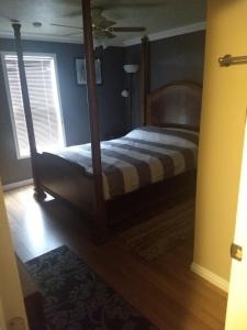 Dviaukštė lova arba lovos apgyvendinimo įstaigoje Curt's cozy room rentals