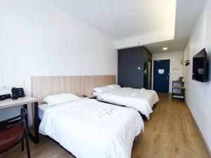 Postel nebo postele na pokoji v ubytování Starlink Hotel