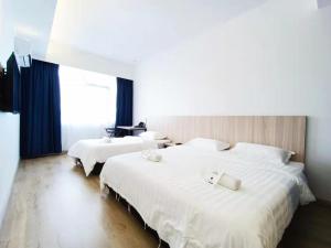 Postel nebo postele na pokoji v ubytování Starlink Hotel
