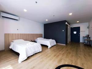 Postel nebo postele na pokoji v ubytování Starlink Hotel
