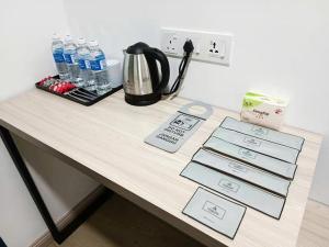 Příslušenství pro přípravu čaje a kávy v ubytování Starlink Hotel